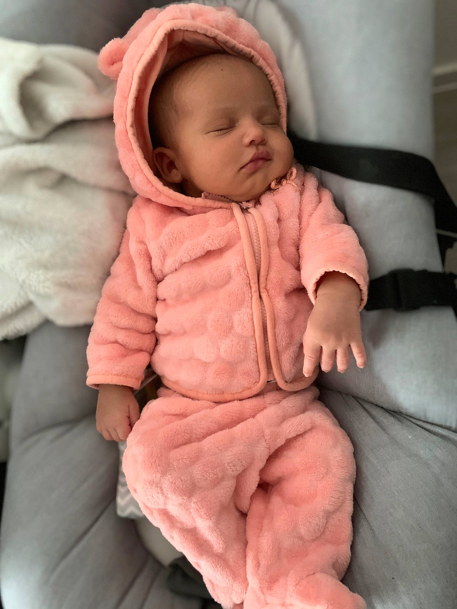 Massangé participe au concours pour gagner de l'argent avec cette photo : baby, baby_products, baby_sleeping, baby_toddler_clothing, cheek, child, comfort, eye, face, fur, head, linens, nose, peach, person, pink, sitting, skin, sleeve, thumb