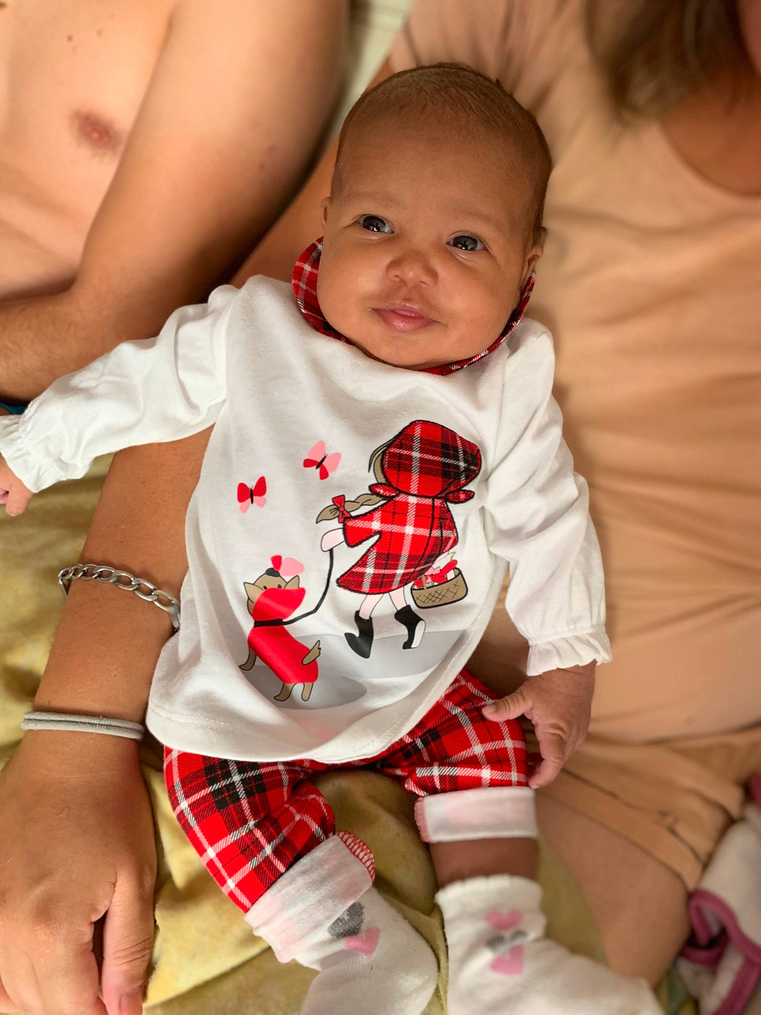 Massangé a rejoint le concours — aidez-le/la à gagner de superbes lots ! baby, baby_toddler_clothing, cheek, child, comfort, elbow, finger, happy, human_leg, pattern, person, plaid, skin, sleeve, smile, t_shirt, textile, thigh, toddler, trunk