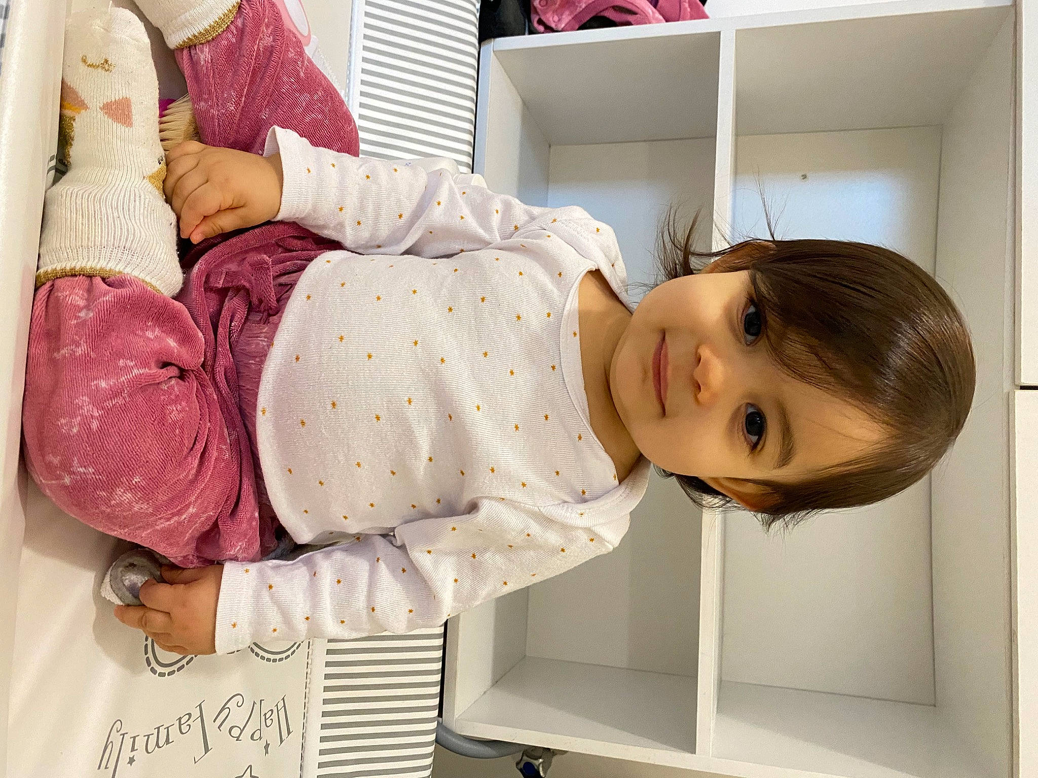 Djena a rejoint le concours — aidez-le/la à gagner de superbes lots ! baby_toddler_clothing, child, fashion_accessory, foot, happy, human_leg, joy, knee, linens, magenta, nightwear, pattern, peach, person, pink, room, skin, sleeve, smile, sock