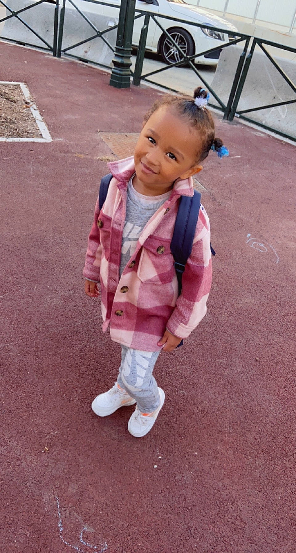 Inaya a rejoint le concours — aidez-le/la à gagner de superbes lots ! asphalt, baby_toddler_clothing, child, eye, face, flooring, fun, happy, human_leg, joy, pattern, person, pink, road, road_surface, sidewalk, sitting, smile, sock, toddler