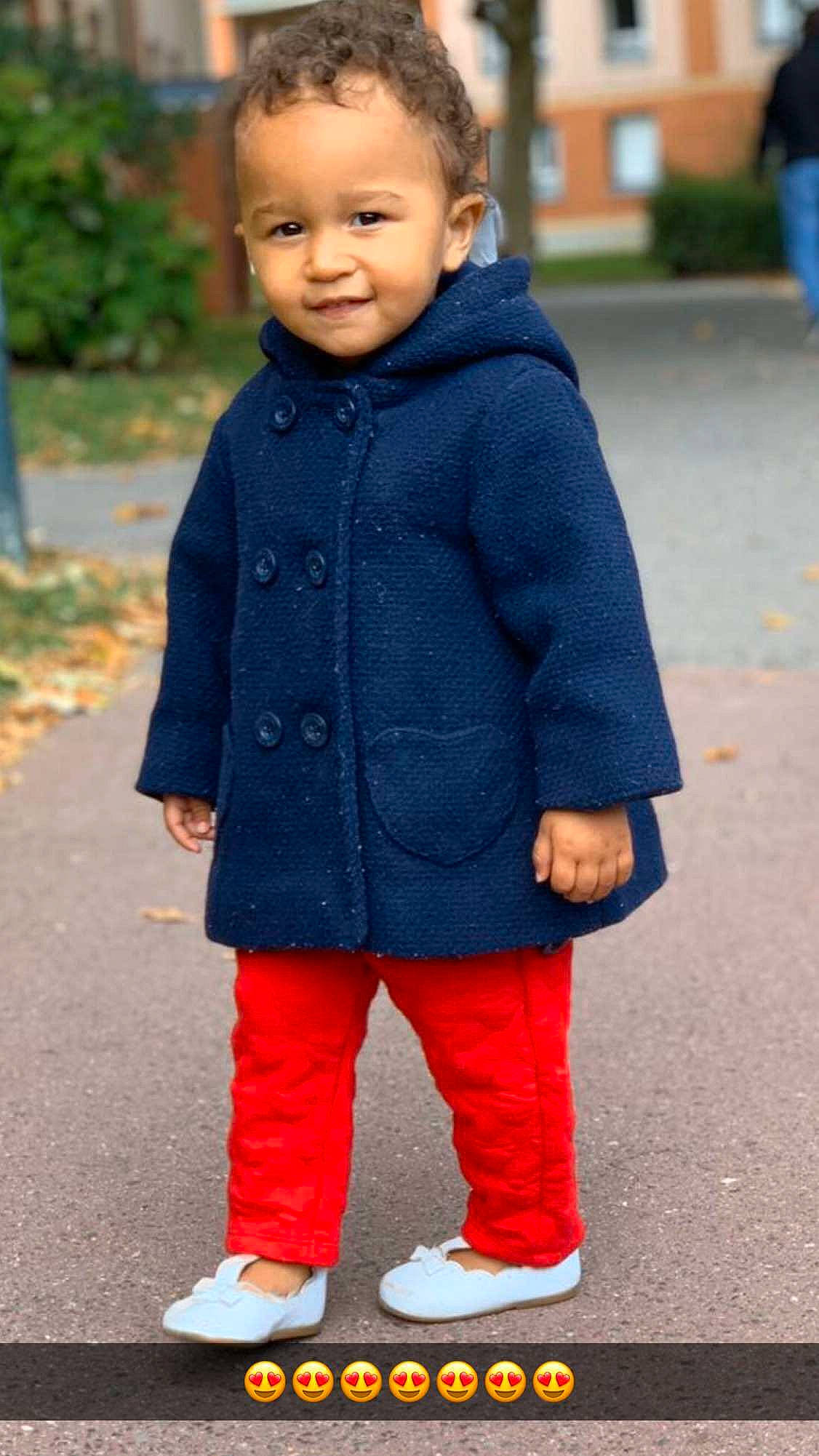 Inaya a rejoint le concours — aidez-le/la à gagner de superbes lots ! baby, baby_toddler_clothing, blazer, child, denim, electric_blue, face, fashion_accessory, fur, grass, happy, pattern, people_in_nature, person, plaid, plant, portrait_photography, sleeve, smile, toddler