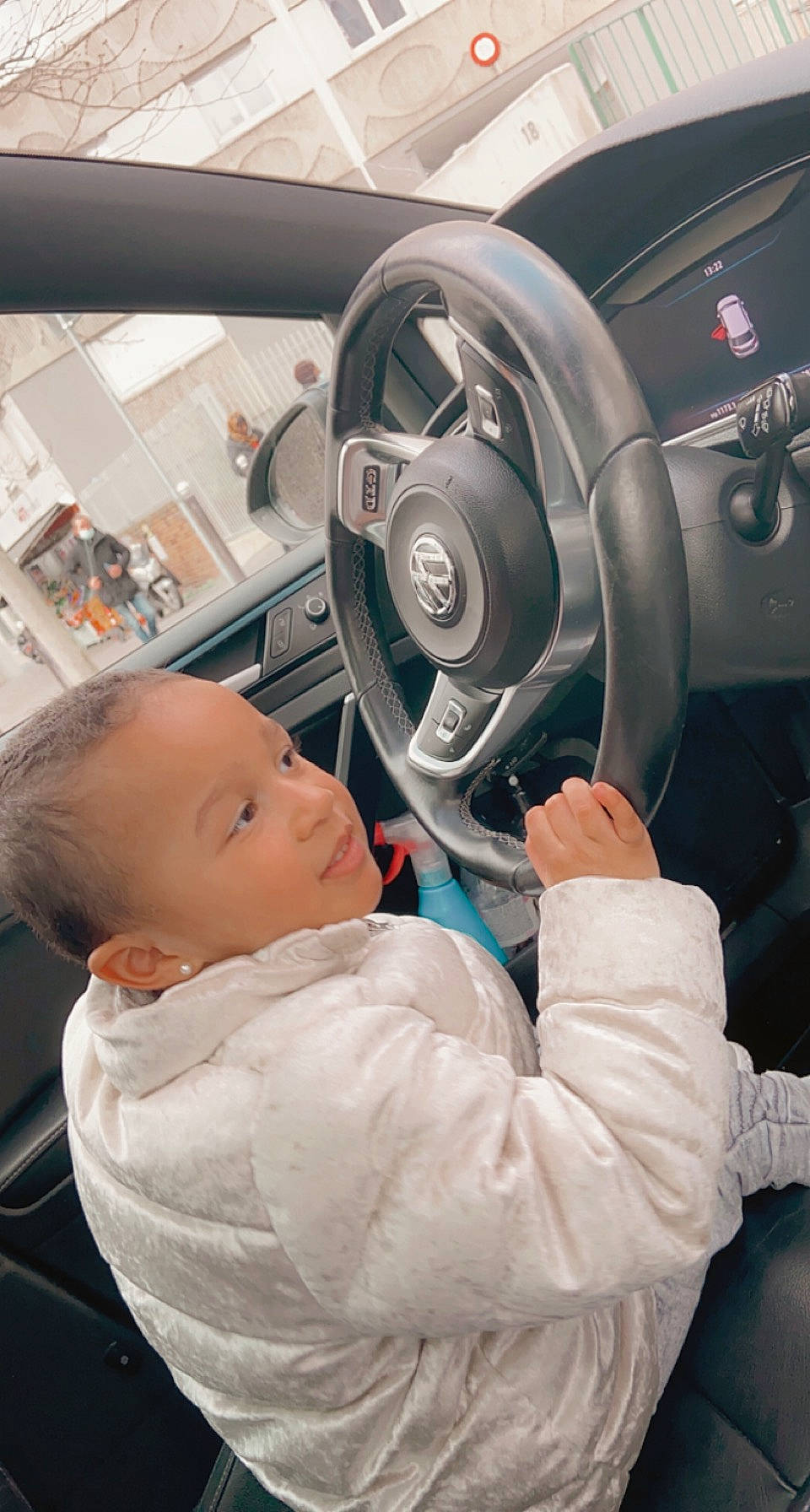 Inaya participe au concours pour gagner de l'argent avec cette photo : auto_part, automotive_design, automotive_exterior, automotive_lighting, automotive_mirror, automotive_tire, automotive_wheel_system, baby, car, comfort, motor_vehicle, person, personal_luxury_car, rim, speedometer, steering_part, steering_wheel, toddler, vehicle, vehicle_door