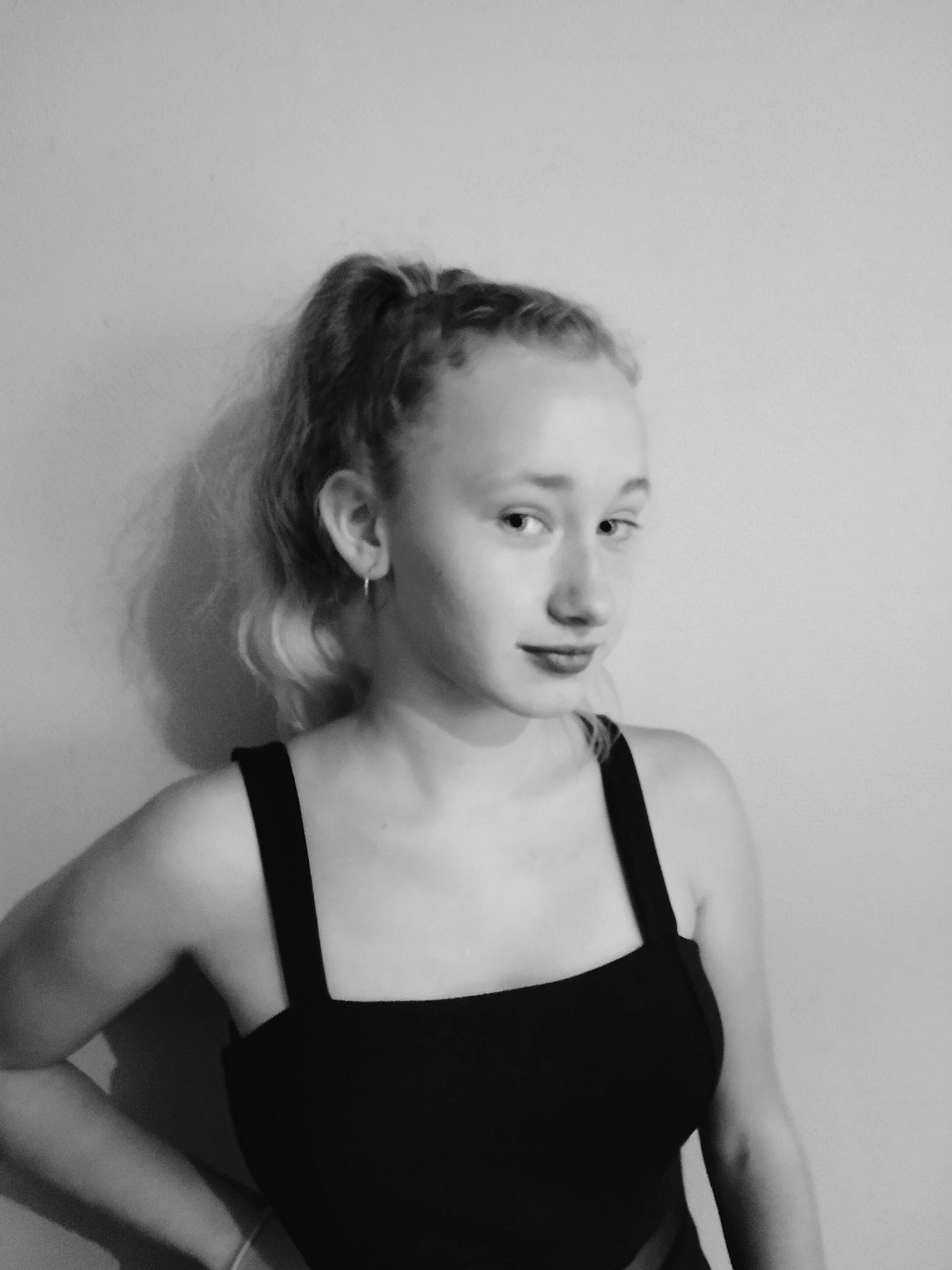 Léa a rejoint le concours — aidez-le/la à gagner de superbes lots ! active_tank, arm, black_and_white, camisoles, chest, elbow, eyelash, flash_photography, hair, hairstyle, jaw, joint, neck, person, shoulder, sleeve, sleeveless_shirt, style, undershirt, vest