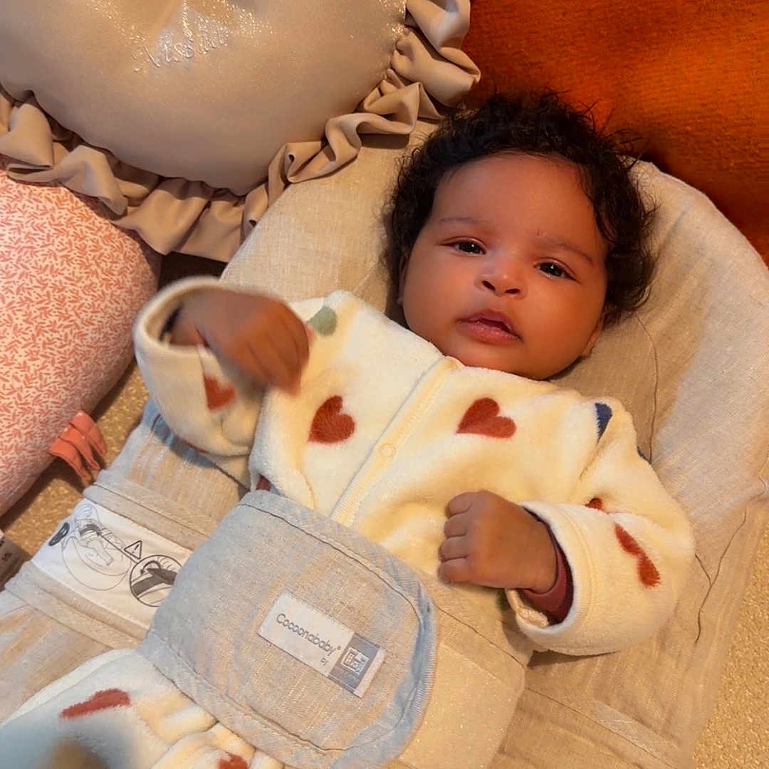 Nissâa participe au concours pour gagner de l'argent avec cette photo : baby, baby_seat, blanket, child, comfort, cozy, cushion, cute, fabric, furniture, heart_pattern, indoor, infant, onesie, pillow, portrait, relaxing, sleepwear, soft_texture, warm_colors