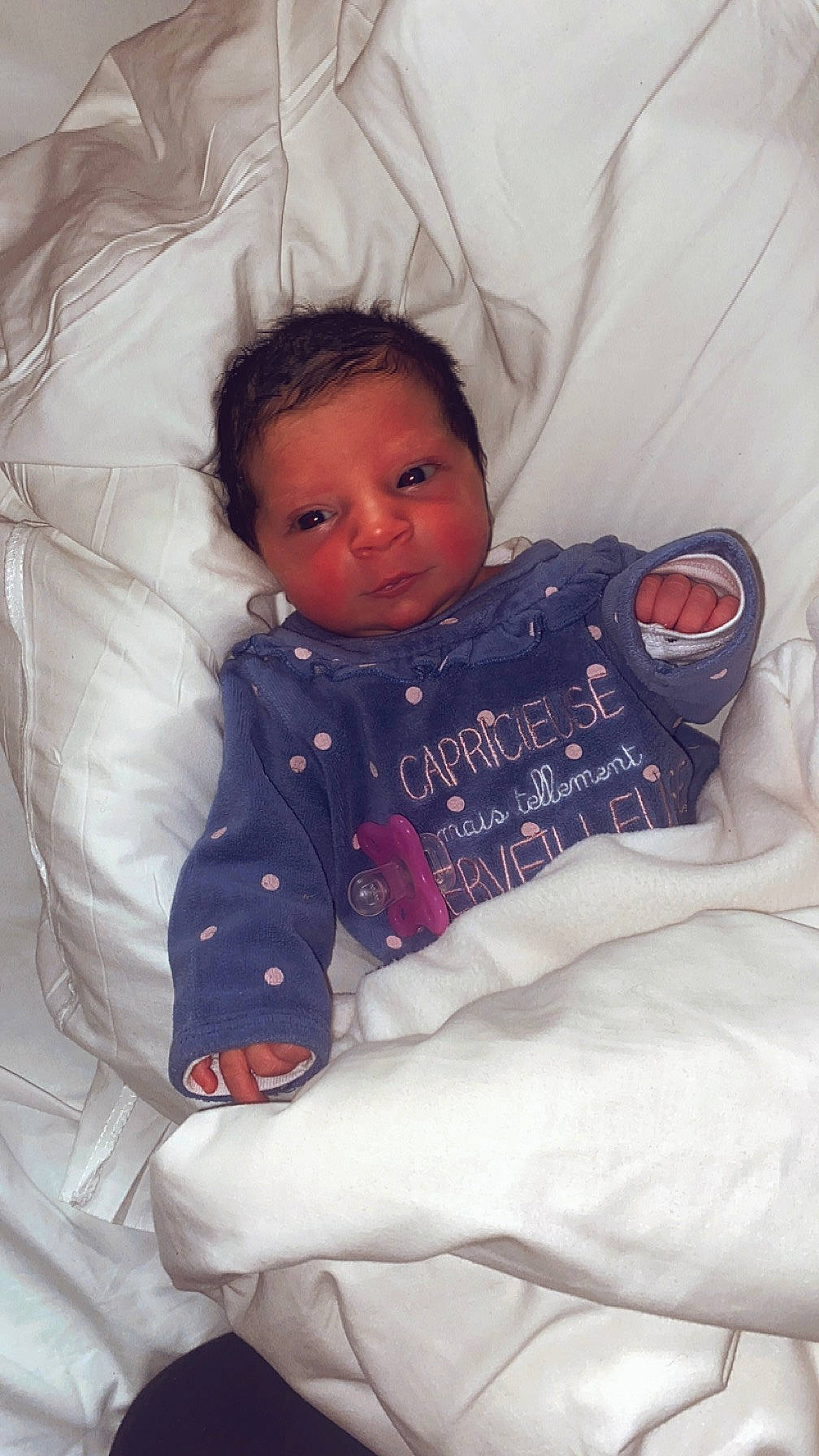 Mélody a rejoint le concours — aidez-le/la à gagner de superbes lots ! baby_toddler_clothing, bedding, cheek, child, comfort, eye, fun, happy, head, linens, mouth, nose, person, product, room, sitting, skin, sleeve, textile, toddler