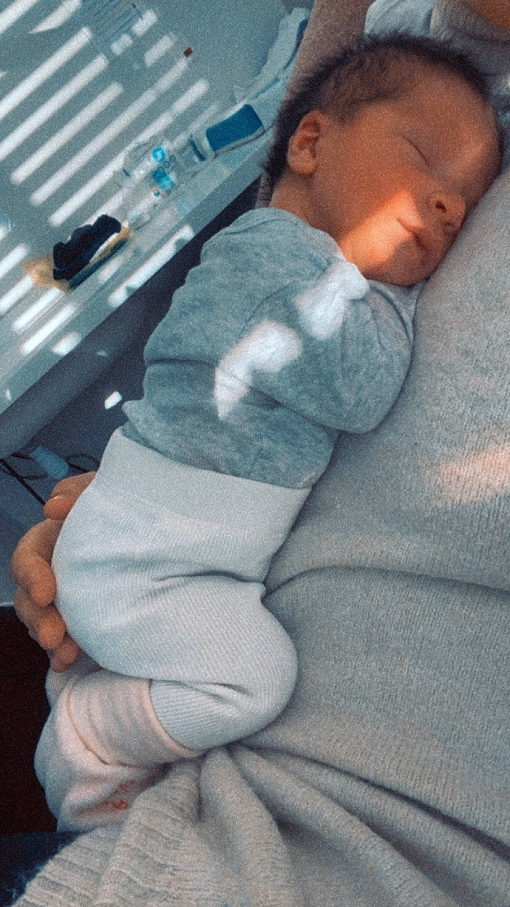 Mélody a rejoint le concours — aidez-le/la à gagner de superbes lots ! auto_part, automotive_exterior, baby, baby_sleeping, baby_toddler_clothing, car_seat, cloud, comfort, cool, elbow, electric_blue, head, human_leg, lap, linens, person, sleeve, thumb, toddler, vehicle_door