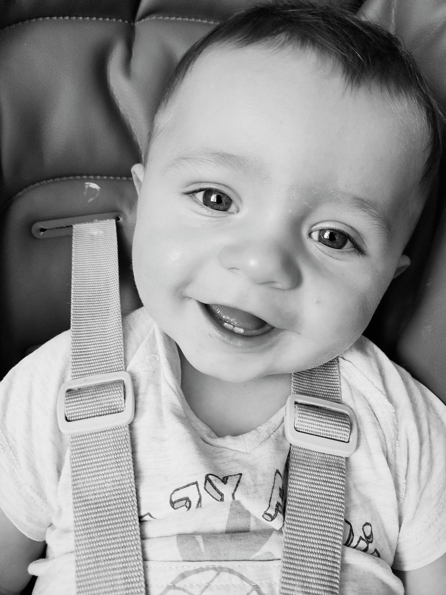 Alonzo a rejoint le concours — aidez-le/la à gagner de superbes lots ! baby, black, black_and_white, cheek, child, chin, eye, eyebrow, face, facial_expression, head, joy, lip, monochrome, nose, person, photograph, product, skin, smile