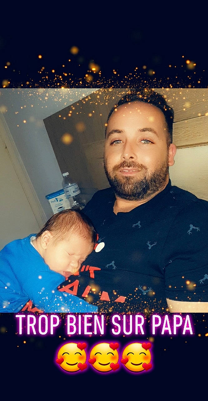 Sasha participe au concours pour gagner de l'argent avec cette photo : beard, facial_hair, joy, moustache, person, photo_caption, photography, poster, selfie, sky