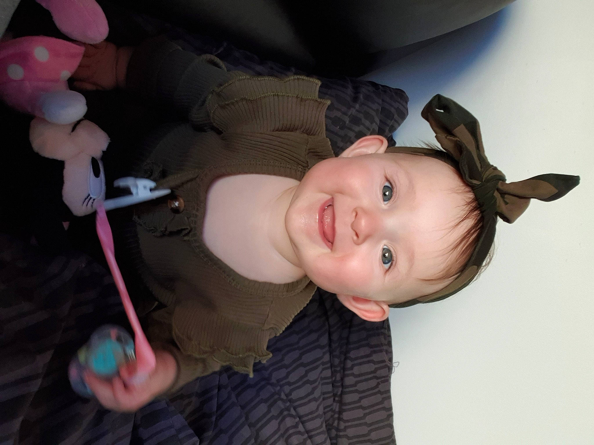 Lexa a rejoint le concours — aidez-le/la à gagner de superbes lots ! baby, baby_toddler_clothing, cheek, child, eyelash, finger, flash_photography, happy, headgear, joy, lip, mammal, mouth, neck, nose, person, pink, product, skin, smile