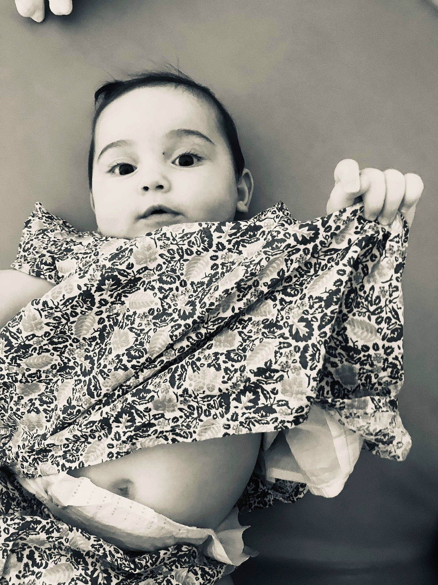 Lena participe au concours pour gagner de l'argent avec cette photo : arm, black_and_white, dress, eye, eyelash, face, flash_photography, gesture, hair, hand, happy, head, human_body, joint, lip, neck, people_in_nature, person, shoulder, skin