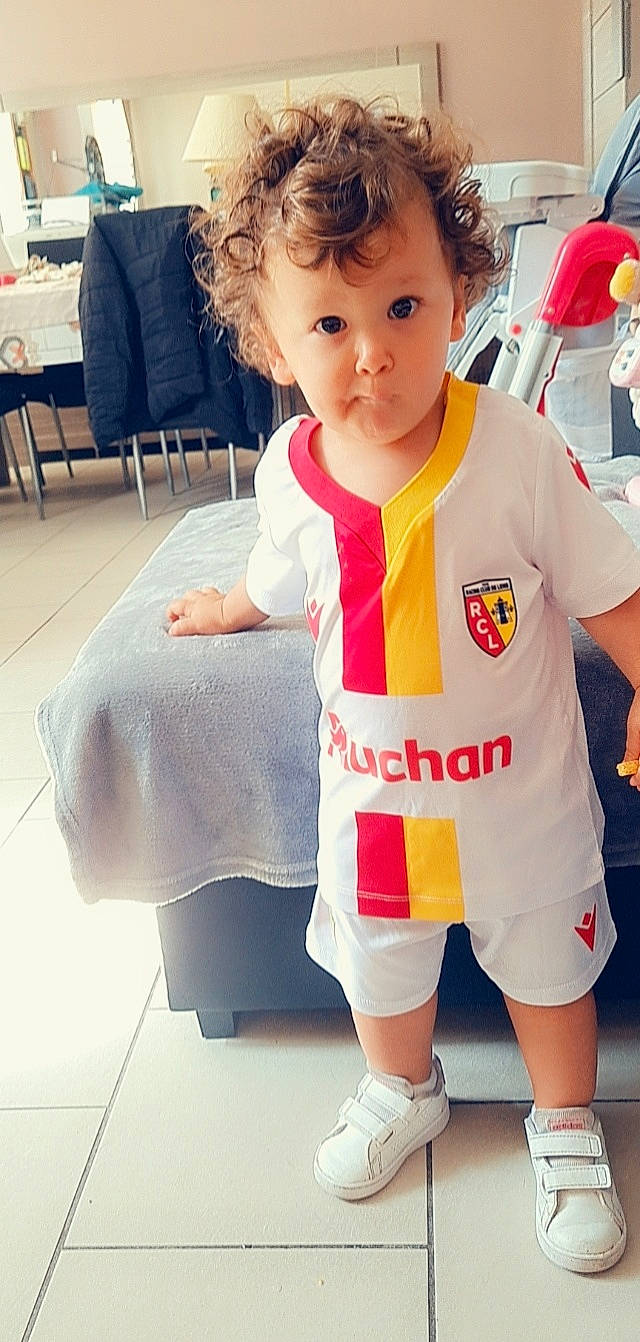 Mélissa a rejoint le concours — aidez-le/la à gagner de superbes lots ! baby, baby_toddler_clothing, child, cool, facial_expression, flooring, hairstyle, happy, human_leg, pattern, person, photograph, product, skin, sleeve, snapshot, sock, sportswear, t_shirt, toddler