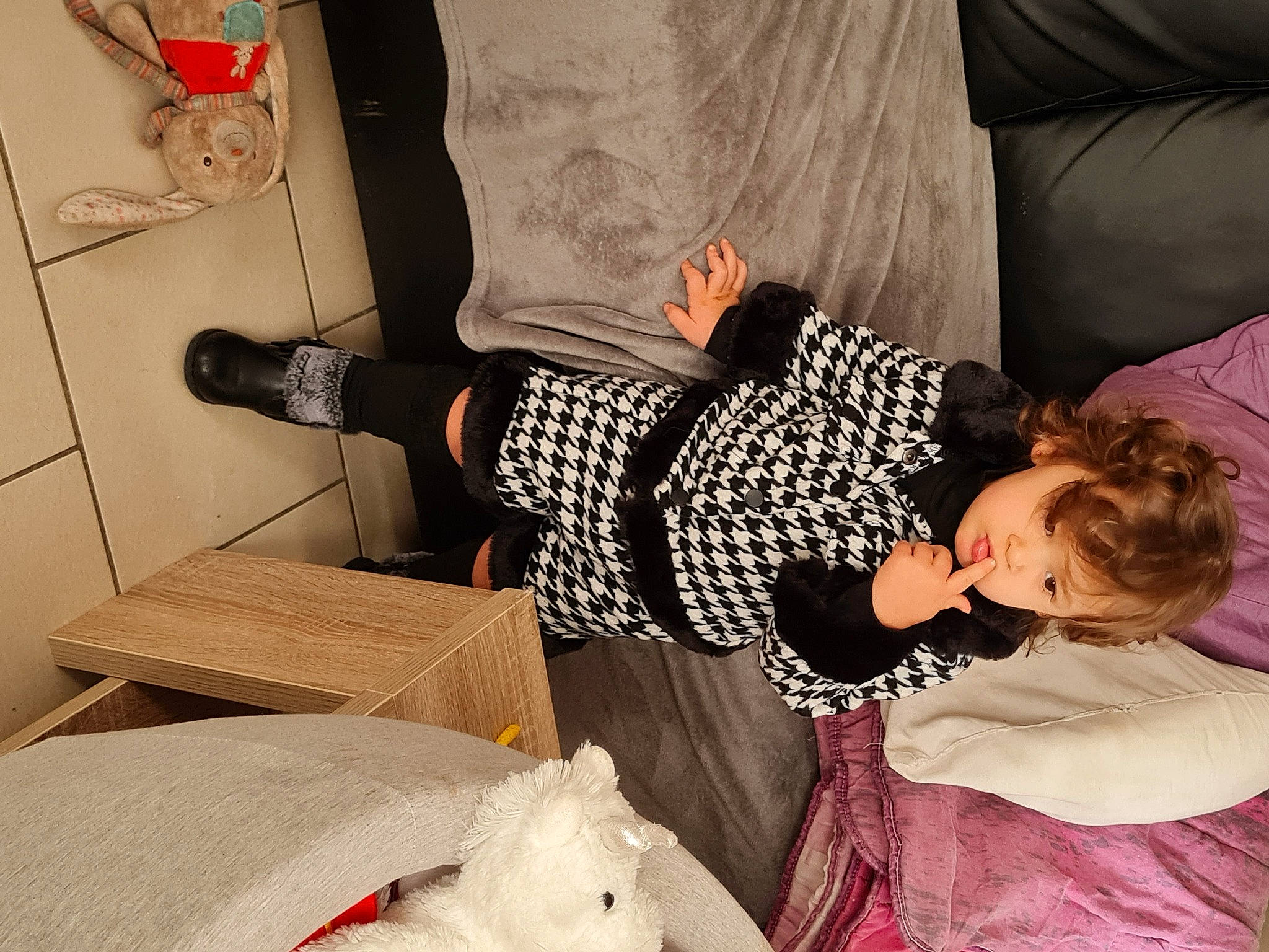 Mélissa a rejoint le concours — aidez-le/la à gagner de superbes lots ! arm, baby, child, comfort, companion_dog, couch, fun, fur, human, human_leg, joint, knee, lap, linens, nap, person, pillow, room, sitting, textile