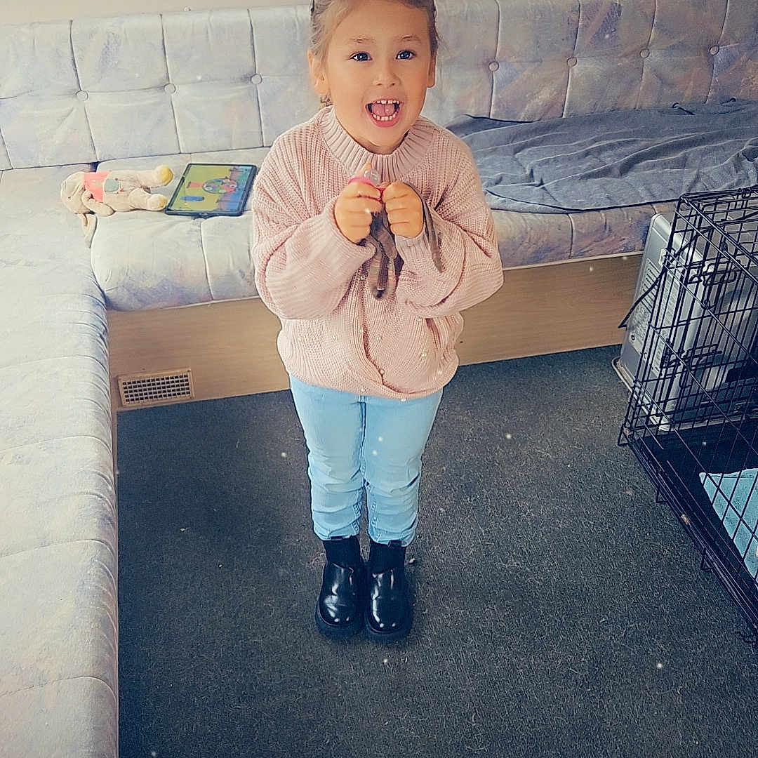 Mélissa a rejoint le concours — aidez-le/la à gagner de superbes lots ! baseball, bodypart, boy, child, clothing, couch, face, finger, footwear, furniture, hand, head, longsleeve, male, pants, person, photography, portrait, shoe, sleeve