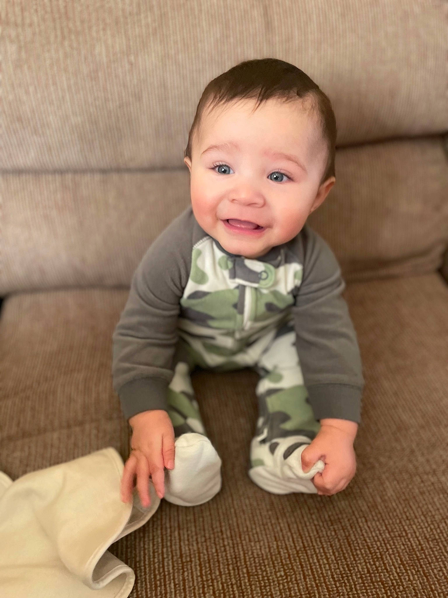 Kohaku is registered to the contest to win money with this photo: baby, baby_toddler_clothing, cheek, collar, comfort, eye, face, floor, flooring, hair, happy, hardwood, head, joy, nose, pattern, person, skin, sleeve, smile