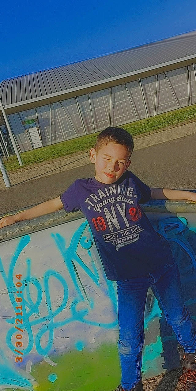 Nolann participe au concours pour gagner de l'argent avec cette photo : child, denim, electric_blue, fun, grass, happy, hoodie, jeans, joy, leisure, person, recreation, sitting, sky, sleeve, soil, sportswear, t_shirt, tints_and_shades, top