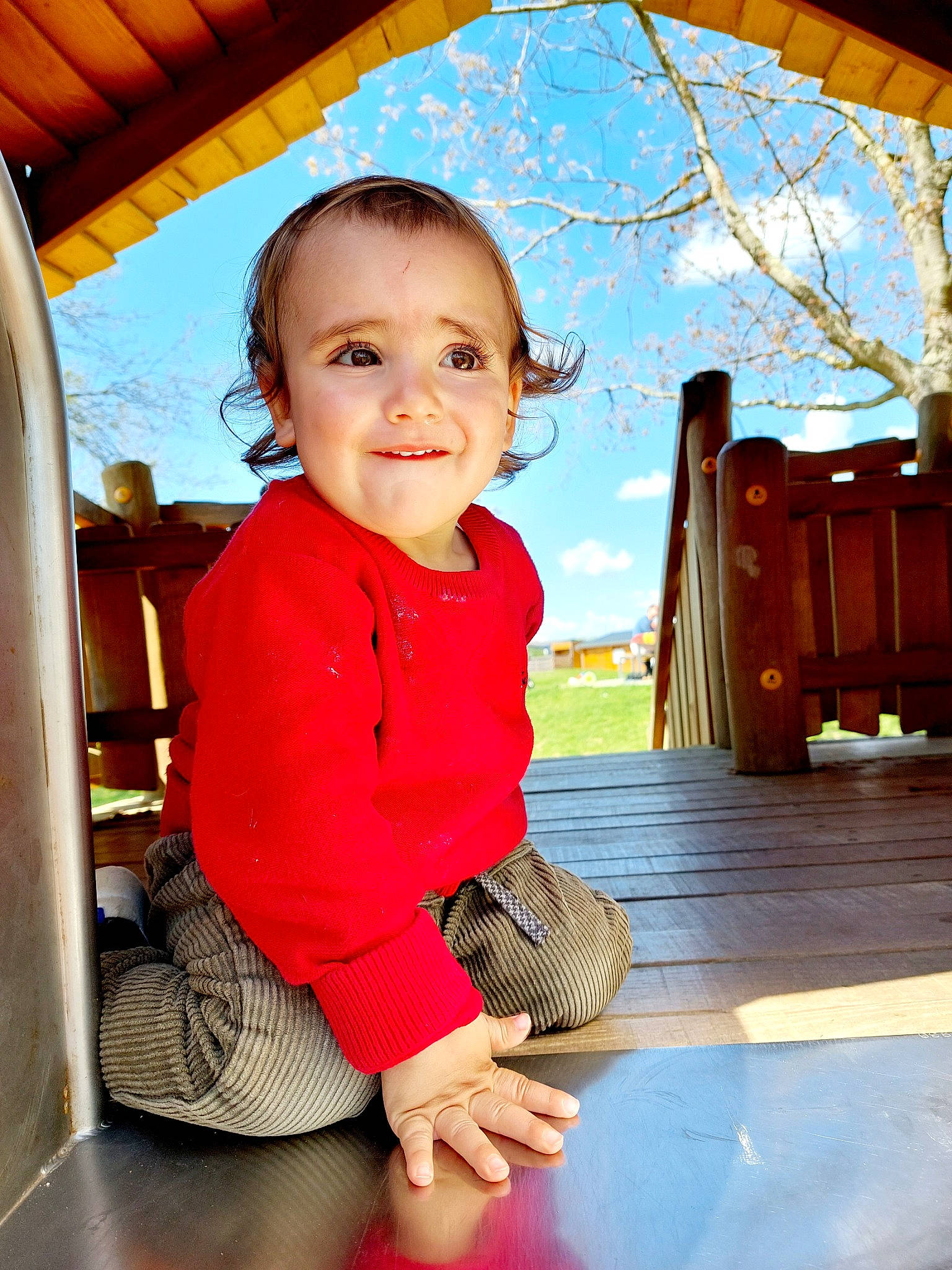 Nubel participe au concours pour gagner de l'argent avec cette photo : baby_toddler_clothing, child, facial_expression, fun, hairstyle, happy, joy, leisure, people, person, photograph, plant, public_space, recreation, skin, sky, smile, standing, toddler, travel
