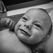 Andrea a rejoint le concours — aidez-le/la à gagner de superbes lots ! baby, infant, bath, water, smile, face, skin, closeup, expression, child, cute, happy, portrait, wet, person, newborn, black_and_white, innocence, emotion, relaxation