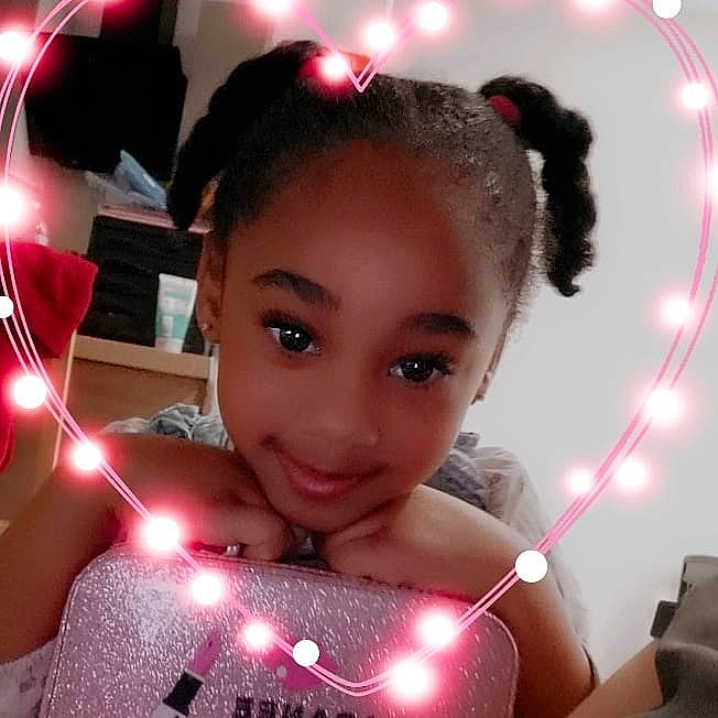 Nayah a rejoint le concours — aidez-le/la à gagner de superbes lots ! apple, black_hair, cheek, child_model, eyebrow, eyelash, forehead, hairstyle, iris, jaw, joy, lip, love, magenta, organ, person, pink, selfie, skin