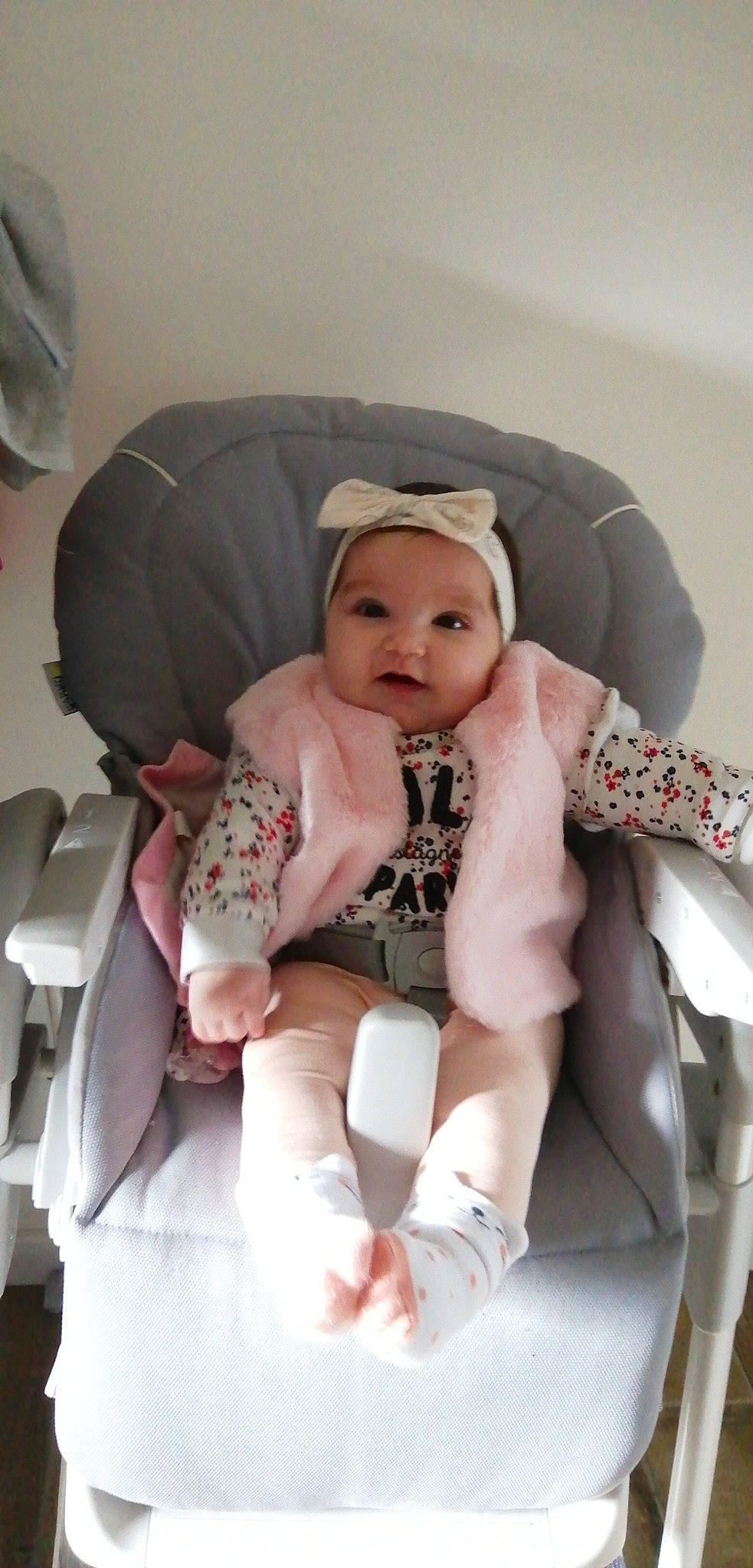 Malyah a rejoint le concours — aidez-le/la à gagner de superbes lots ! baby, baby_carriage, baby_products, baby_safety, baby_sleeping, baby_toddler_clothing, car_seat, child, comfort, fashion_accessory, headwear, infant_bed, lap, linens, peach, person, pink, product, sleeve, thigh