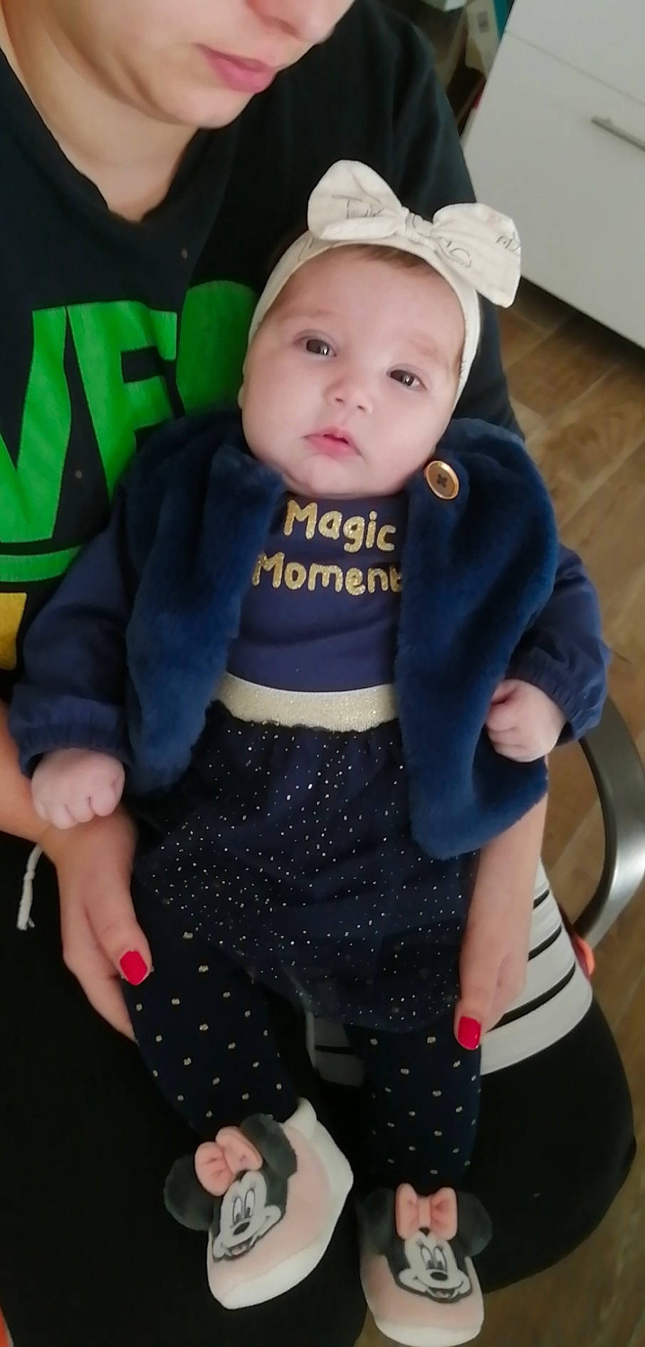 Malyah a rejoint le concours — aidez-le/la à gagner de superbes lots ! baby, baby_toddler_clothing, black, cap, child, electric_blue, eye, face, fashion_accessory, happy, hat, jewellery, neck, pattern, person, personal_protective_equipment, sitting, sleeve, t_shirt, toddler