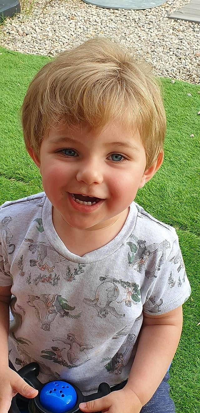 Gino participe au concours pour gagner de l'argent avec cette photo : cheek, chin, eye, eyebrow, face, facial_expression, forehead, hair, hairstyle, head, human, joy, lip, mouth, neck, nose, organ, people_in_nature, person, skin