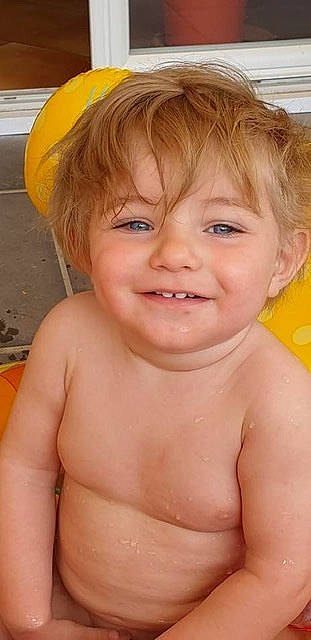 Gino participe au concours pour gagner de l'argent avec cette photo : arm, cheek, ear, eye, eyebrow, eyelash, forehead, hair, happy, human_body, jaw, joy, lip, mouth, muscle, neck, nose, organ, person, shoulder