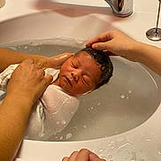 Ceylan a rejoint le concours — aidez-le/la à gagner de superbes lots ! baby, bath, bathroom, care, clean, closeup, domestic, face, gentle, hands, infant, newborn, parental_care, peaceful, relaxation, sink, skin, sleeping, towel, water