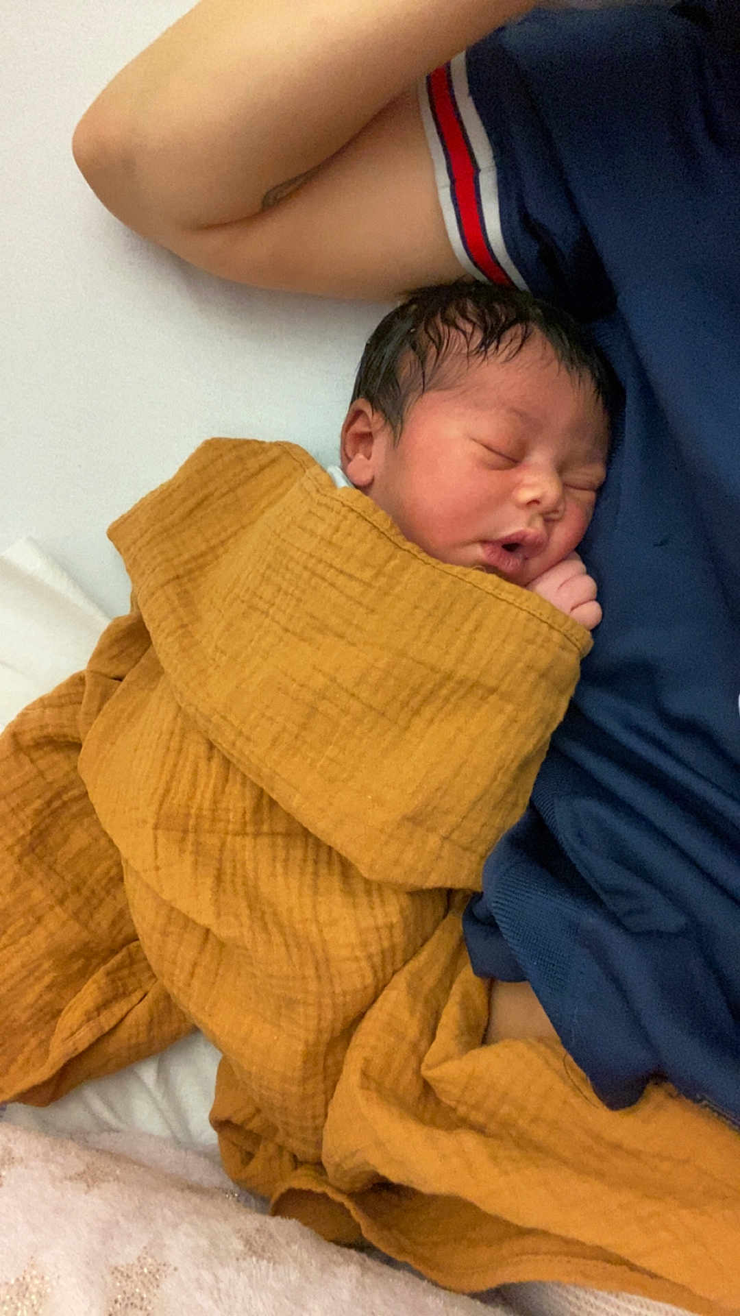 Ceylan a rejoint le concours — aidez-le/la à gagner de superbes lots ! newborn, baby, sleeping, blanket, mustard, arm, navy_blue, clothing, cozy, rest, child, infant, wrapped, soft, peaceful, indoor, person, closeup, skin, family