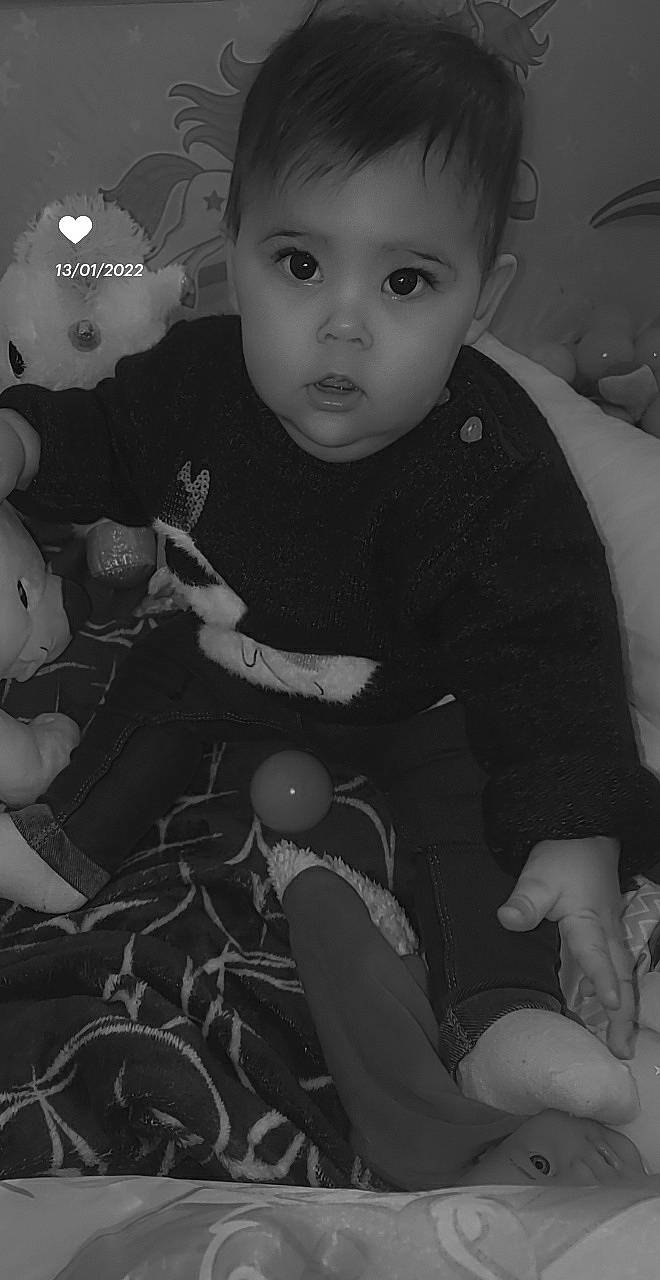 Maelys a rejoint le concours — aidez-le/la à gagner de superbes lots ! arm, black, black_and_white, cheek, cool, finger, flash_photography, hand, happy, head, human, monochrome_photography, organ, people, person, photograph, skin, standing, style, surprise