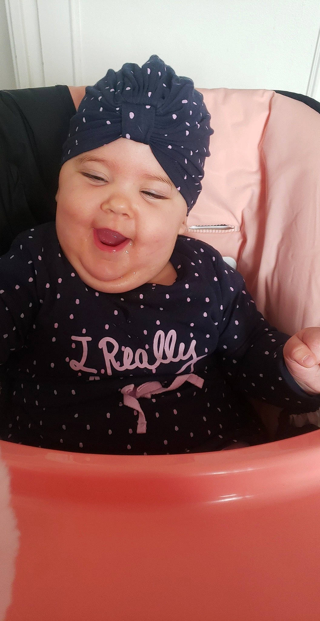 Maelys participe au concours pour gagner de l'argent avec cette photo : baby, baby_toddler_clothing, black, cap, child, cool, face, facial_expression, happy, hat, headgear, headwear, human, material_property, pattern, person, pink, skin, sleeve, smile