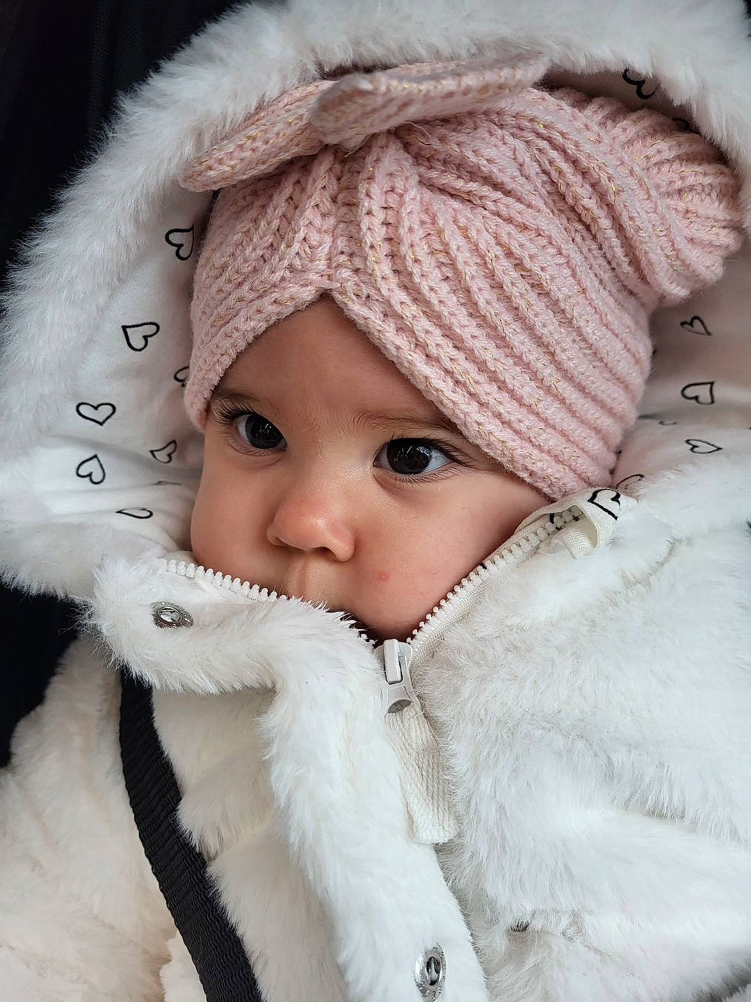 Maelys participe au concours pour gagner de l'argent avec cette photo : animal_product, beauty, cap, cheek, creative_arts, eye, eyebrow, eyelash, face, fur_clothing, head, headgear, headwear, jacket, knit_cap, lip, natural_material, outerwear, person, photograph