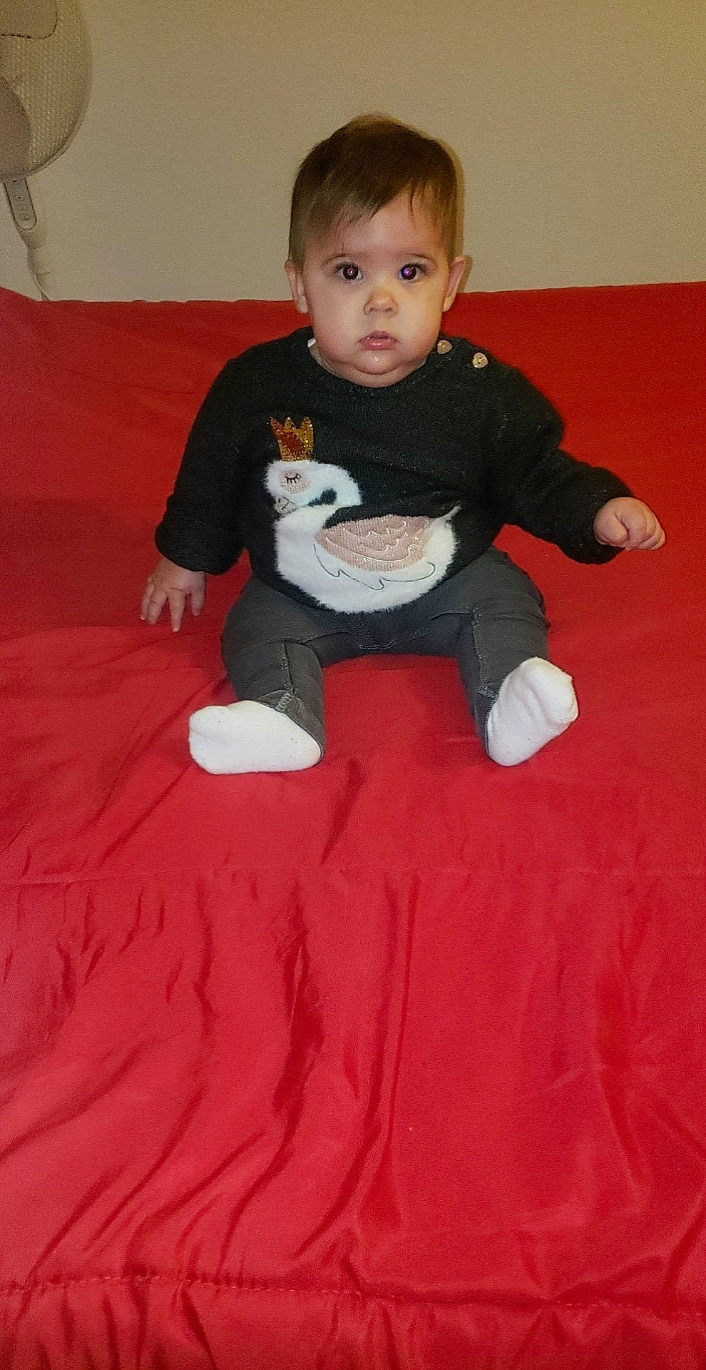 Maelys a rejoint le concours — aidez-le/la à gagner de superbes lots ! baby, baby_toddler_clothing, carpet, cheek, child, comfort, finger, floor, flooring, fun, happy, human_body, knee, linens, orange, person, sitting, sleeve, t_shirt, toddler