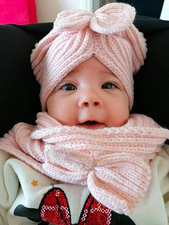 Maëlys a rejoint le concours — aidez-le/la à gagner de superbes lots ! baby, baby_toddler_clothing, cap, cheek, child, collar, eye, face, headgear, headwear, knit_cap, lip, outerwear, pattern, person, pink, product, sleeve, textile, toddler