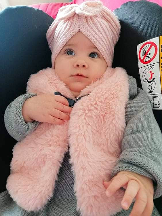 Maëlys participe au concours pour gagner de l'argent avec cette photo : baby, baby_sleeping, baby_toddler_clothing, beanie, cap, child, comfort, eye, face, fashion_accessory, fur, fur_clothing, headwear, knit_cap, linens, person, pink, sleeve, smile, toddler