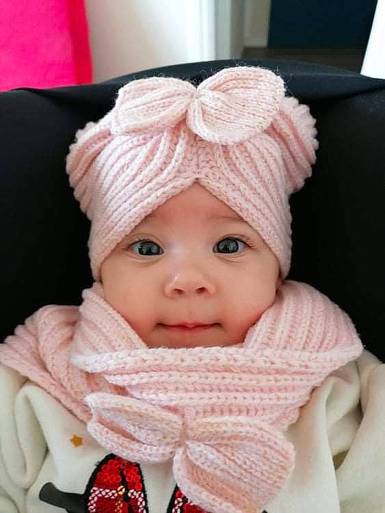 Maëlys participe au concours pour gagner de l'argent avec cette photo : baby, baby_toddler_clothing, cap, cheek, child, chin, comfort, eye, eyebrow, face, head, headwear, knit_cap, lip, person, pink, skin, sleeve, textile, toddler