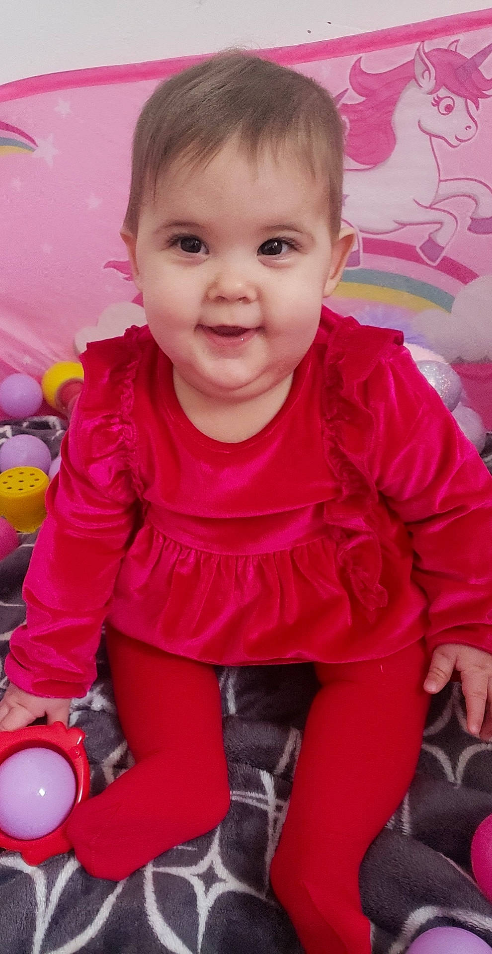 Maëlys participe au concours pour gagner de l'argent avec cette photo : arm, baby_toddler_clothing, cheek, eye, eyelash, facial_expression, happy, human_body, iris, lip, magenta, nose, organ, person, pink, product, red, skin, sleeve, smile