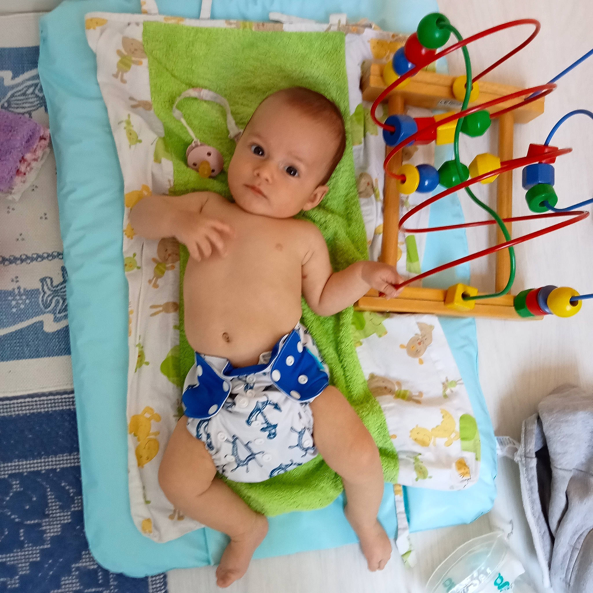 Dario participe au concours pour gagner de l'argent avec cette photo : abdomen, baby, baby_products, baby_toddler_clothing, child, comfort, diaper, fashion_accessory, finger, green, happy, linens, pattern, person, play, product, sitting, sleeve, thigh, toddler