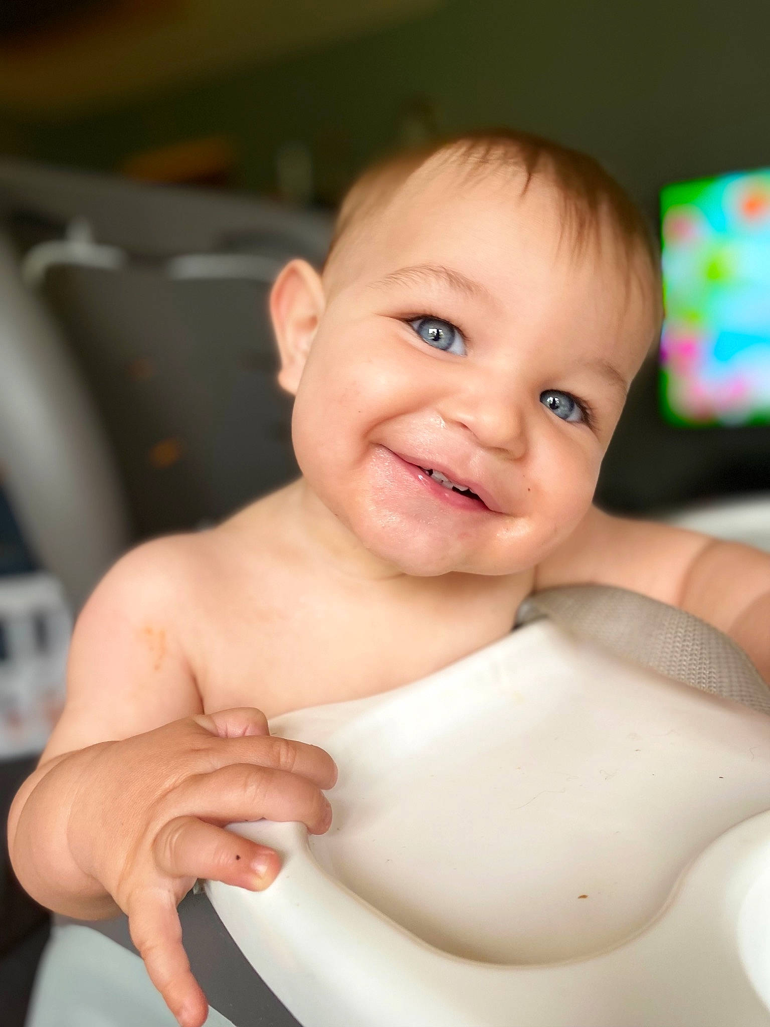 Ludovic participe au concours pour gagner de l'argent avec cette photo : baby, baby_bathing, cheek, chin, eye, eyebrow, finger, forehead, gesture, hand, human_body, iris, joy, lip, mouth, muscle, neck, nose, person, skin