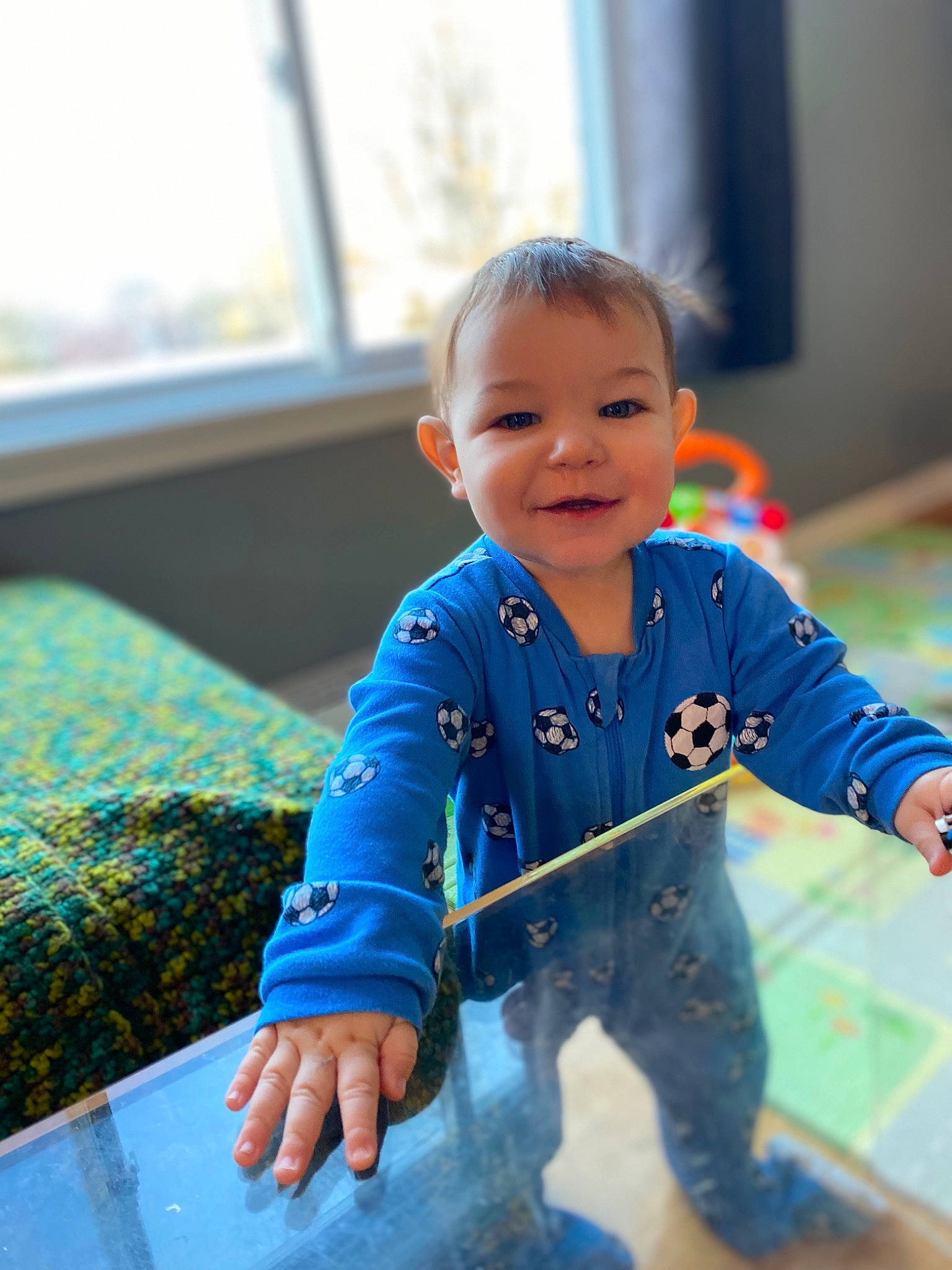 Ludovic a rejoint le concours — aidez-le/la à gagner de superbes lots ! baby, baby_toddler_clothing, child, electric_blue, eye, face, flooring, fun, grass, happy, head, joy, leisure, person, product, skin, sleeve, smile, t_shirt, toddler