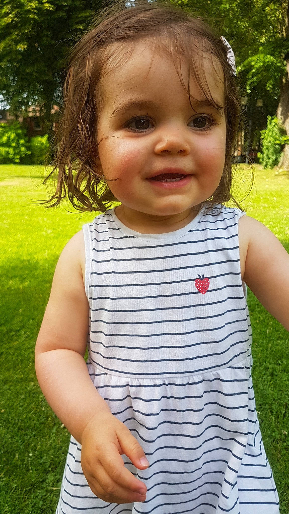 Alice a rejoint le concours — aidez-le/la à gagner de superbes lots ! baby_toddler_clothing, cheek, eye, facial_expression, gesture, green, hair, hairstyle, happy, head, iris, joy, lip, nose, people_in_nature, person, photograph, plant, skin, sleeve