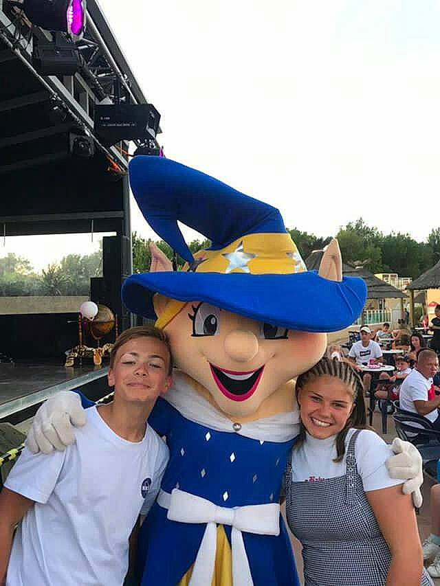 Cleanne participe au concours pour gagner de l'argent avec cette photo : amusement_park, costume, fun, headwear, joy, mascot, person, recreation, smile, tourism, vacation, world