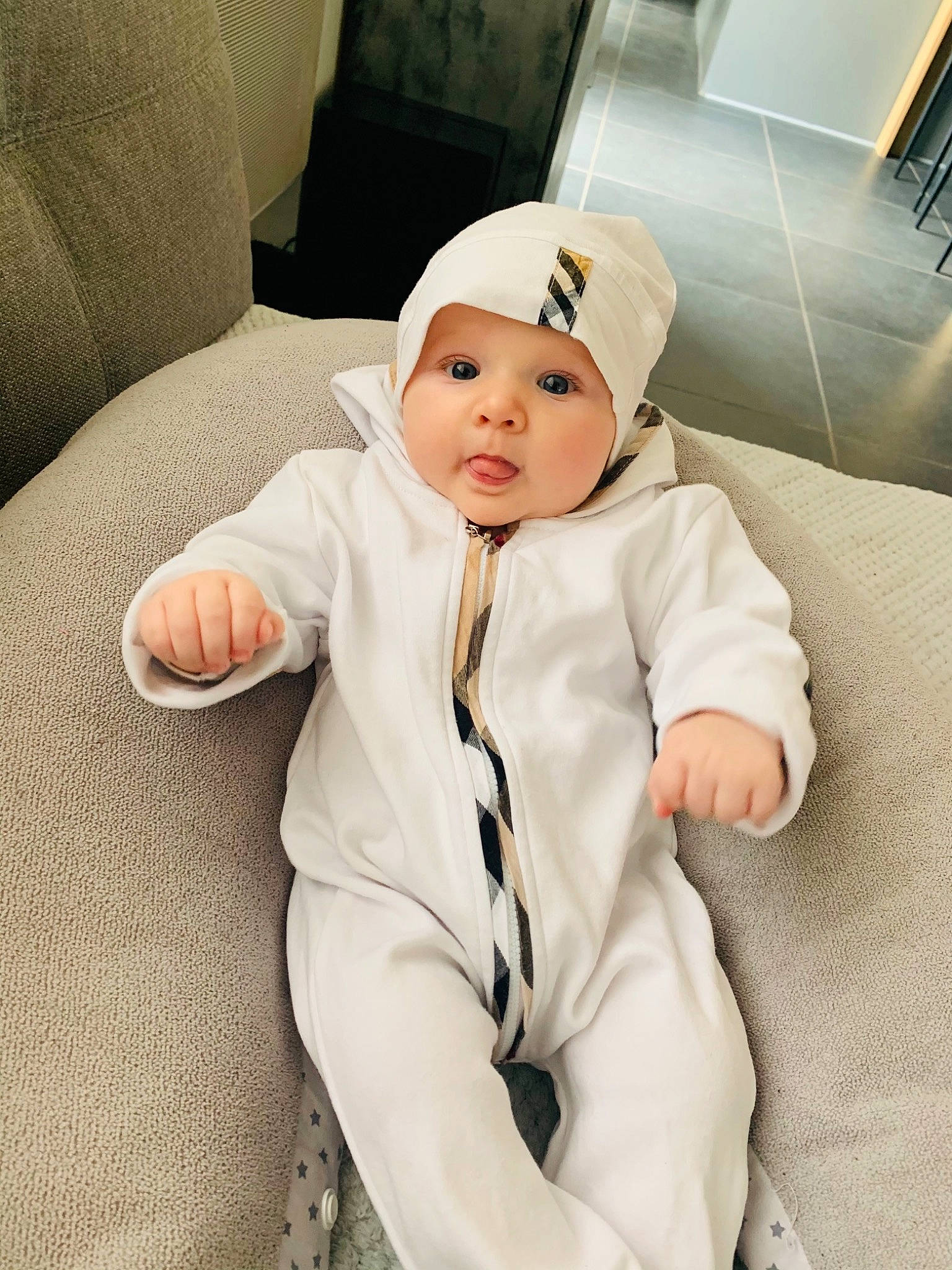 Leïna participe au concours pour gagner de l'argent avec cette photo : baby, baby_toddler_clothing, cap, child, collar, comfort, couch, eye, fur, happy, hat, headwear, linens, person, portrait_photography, room, sitting, sleeve, smile, throw_pillow