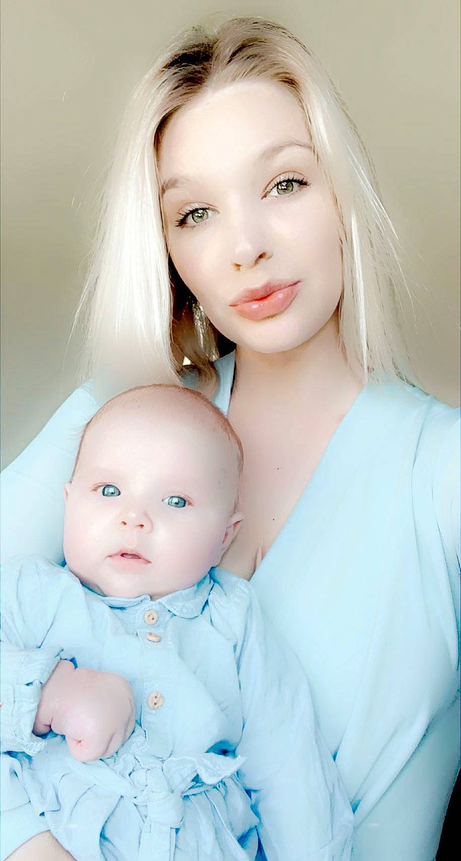 Leïna a rejoint le concours — aidez-le/la à gagner de superbes lots ! baby, beauty, blond, brown_hair, cheek, child, chin, doll, eyebrow, eyelash, face, flash_photography, forehead, gesture, happy, head, iris, lip, nose, person