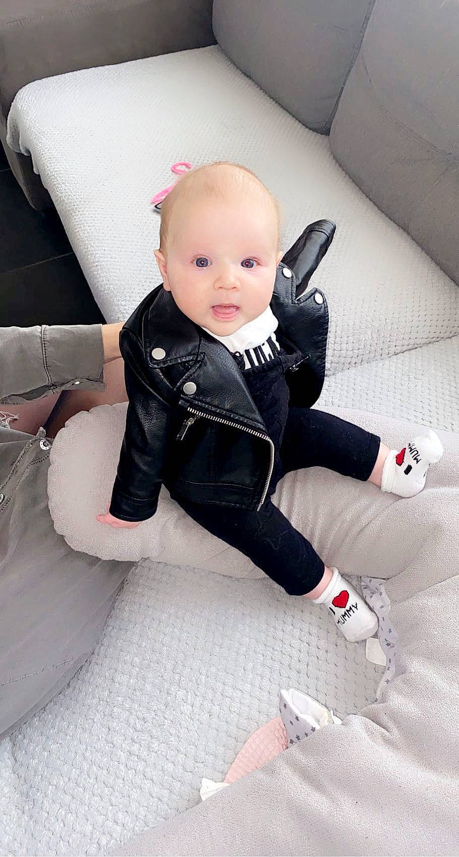Leïna participe au concours pour gagner de l'argent avec cette photo : arm, auto_part, automotive_design, baby, baby_toddler_clothing, car_seat, chair, child, comfort, flooring, head, human_body, human_leg, joint, leg, neck, outerwear, person, sleeve, textile