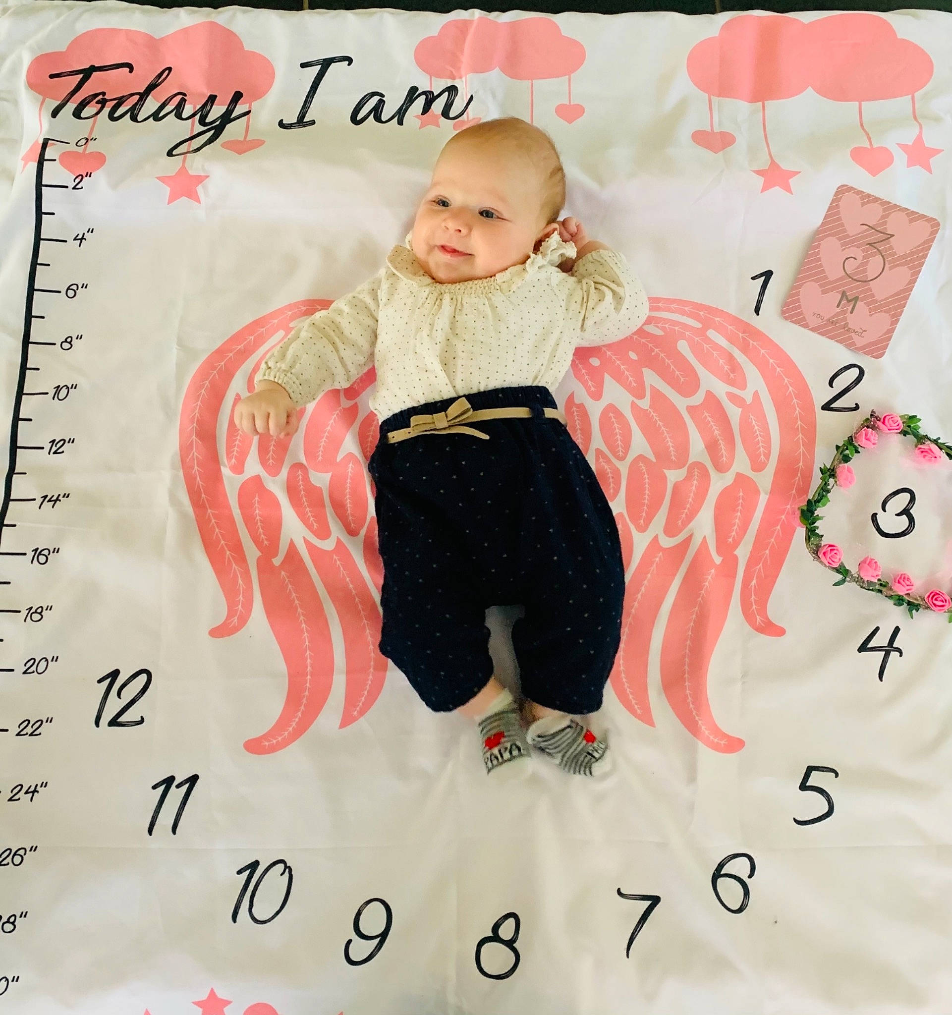 Leïna a rejoint le concours — aidez-le/la à gagner de superbes lots ! art, baby_toddler_clothing, carmine, child, design, font, handwriting, happy, illustration, line, magenta, paper, pattern, person, pink, product, rectangle, sleeve, textile, toddler