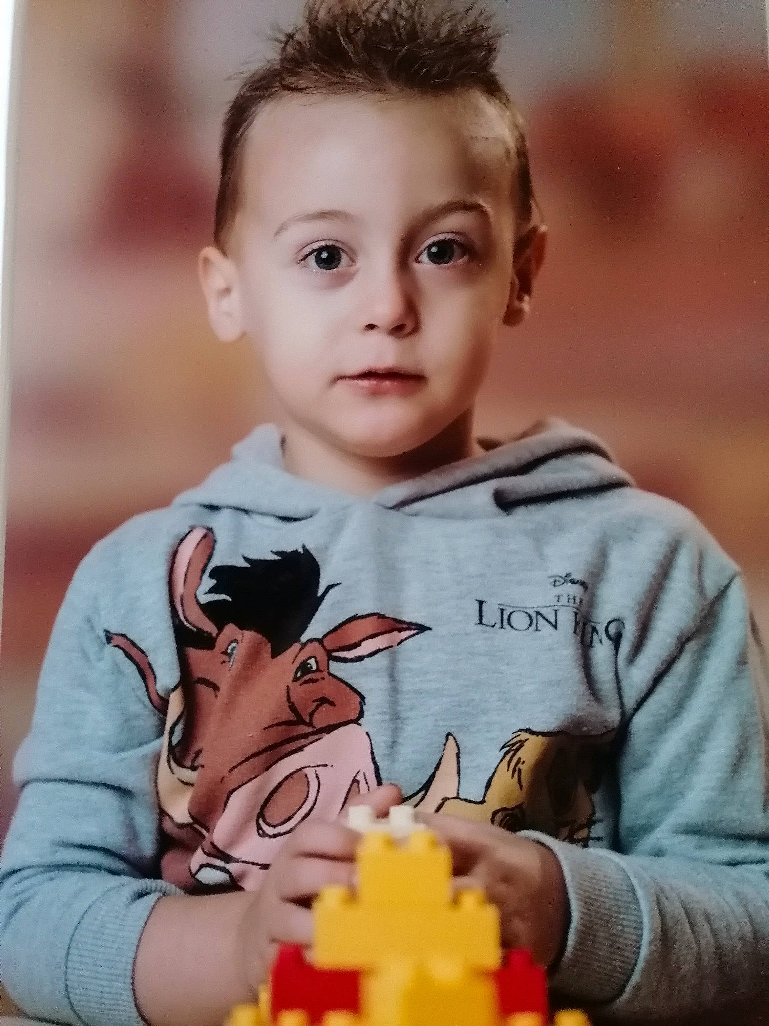 Lorenzo participe au concours pour gagner de l'argent avec cette photo : child, cool, finger, flash_photography, fun, gesture, grass, happy, mammal, orange, organ, person, play, recreation, red, sleeve, street_fashion, t_shirt, toddler, toy