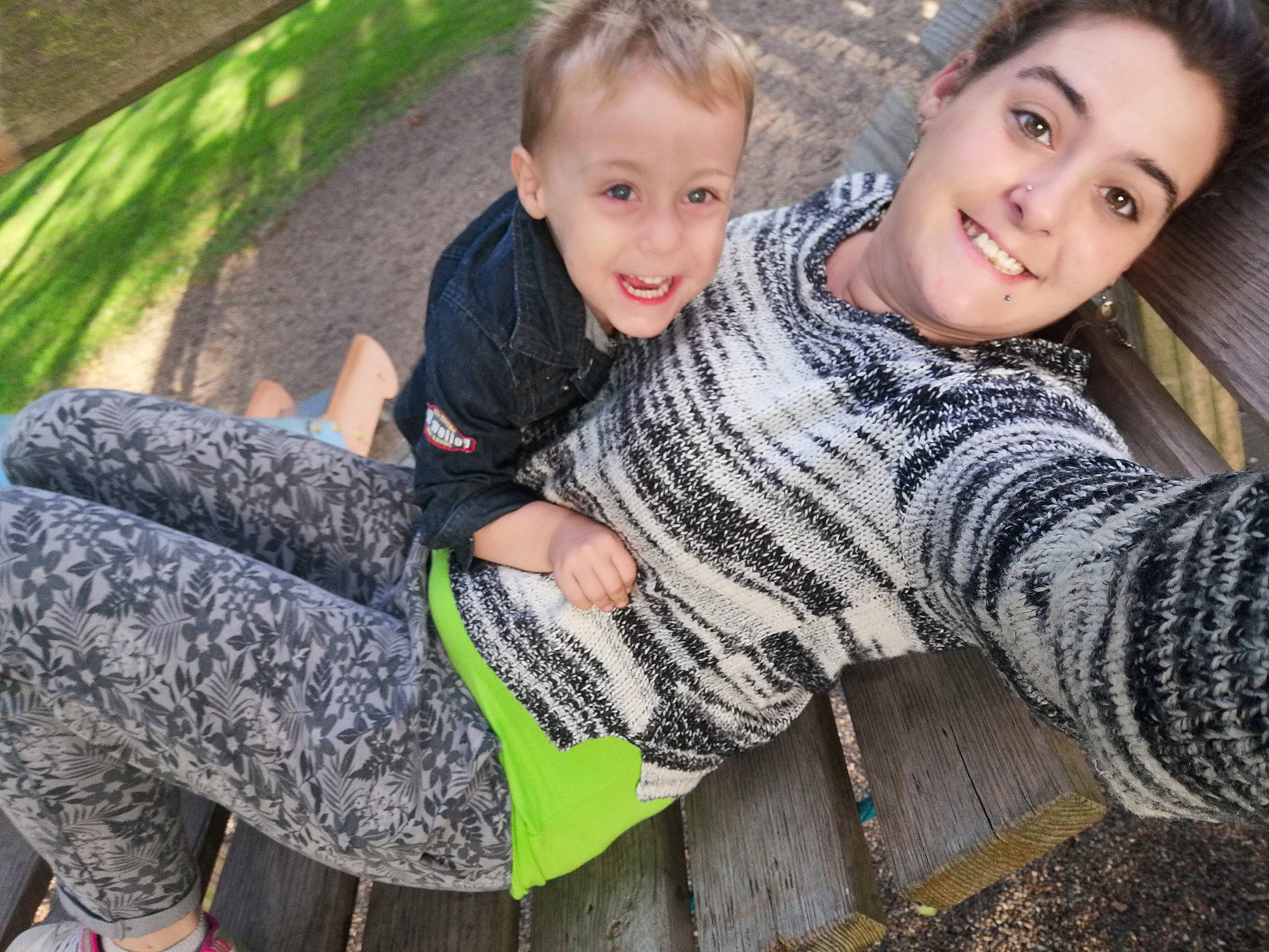 Lorenzo participe au concours pour gagner de l'argent avec cette photo : cool, face, finger, fun, grass, happy, head, human, interaction, joint, joy, leaf, leg, leisure, mammal, outerwear, people_in_nature, person, plant, public_space