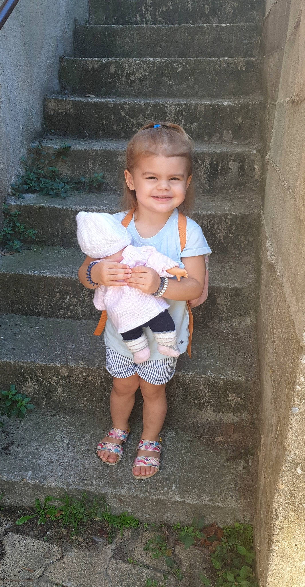 Ilyana participe au concours pour gagner de l'argent avec cette photo : child, joy, person, skin, smile, standing, toddler