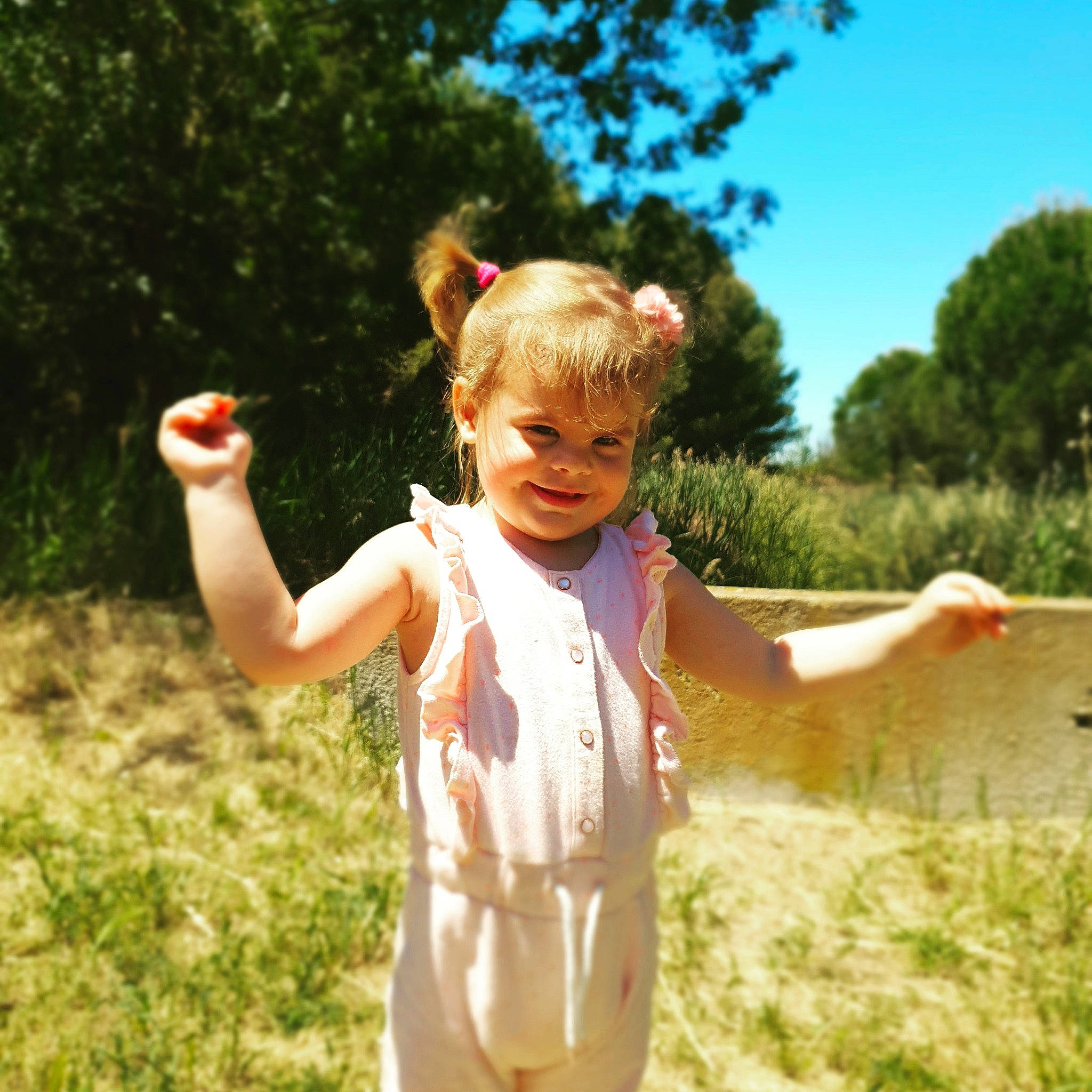Ilyana participe au concours pour gagner de l'argent avec cette photo : arm, child, finger, fun, gesture, grass, grass_family, hand, happy, joy, leisure, meadow, people_in_nature, person, photography, plant, play, smile, spring, summer