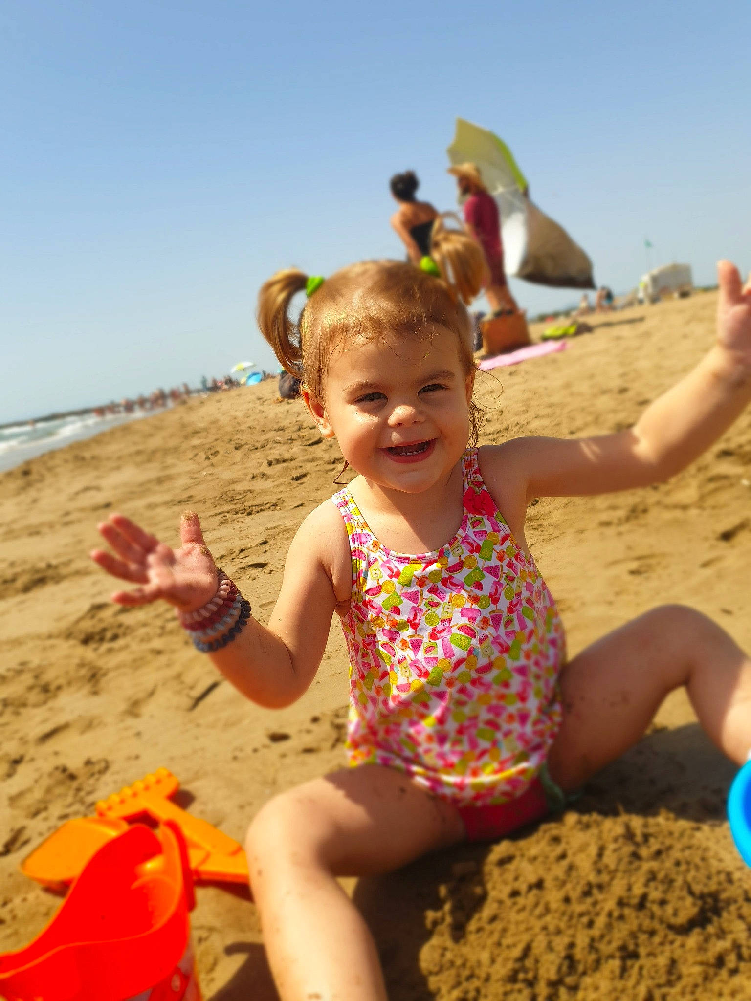Ilyana participe au concours pour gagner de l'argent avec cette photo : beach, child, fun, happy, joy, leg, leisure, people_in_nature, people_on_beach, person, photograph, play, playing_with_kids, sand, sea, smile, summer, sun_tanning, sunlight, swimwear